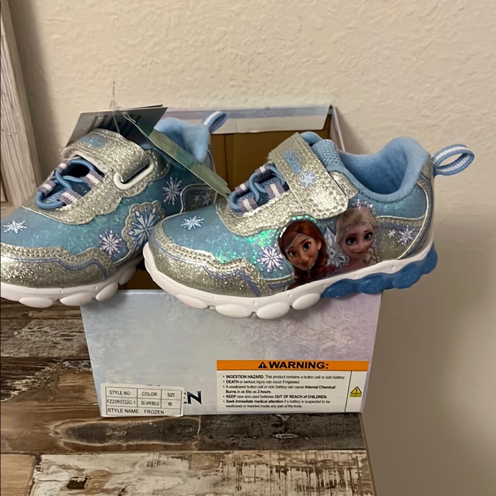 New girls Disney Frozen light up sneakers size 6